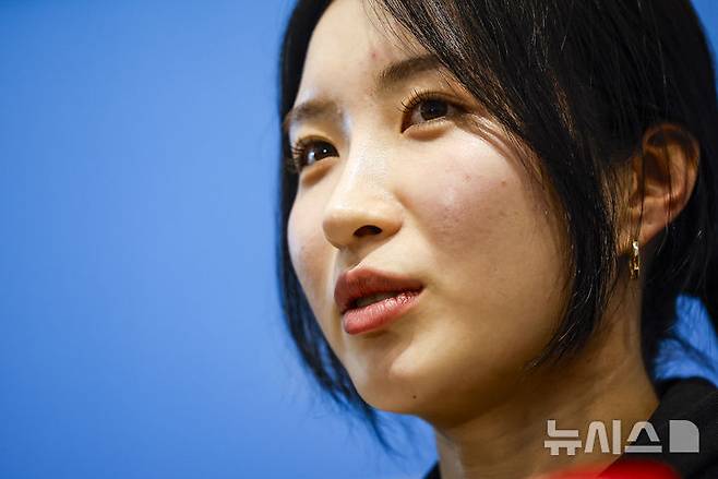 [인천공항=뉴시스] 정병혁 기자 =  2026 밀라노·코르티나담페초 동계올림픽에 출전하는 김길리가 30일 인천국제공항 제2터미널을 통해 출국하기에 앞서 취재진 질문에 답하고 있다. 2026.01.30. jhope@newsis.com