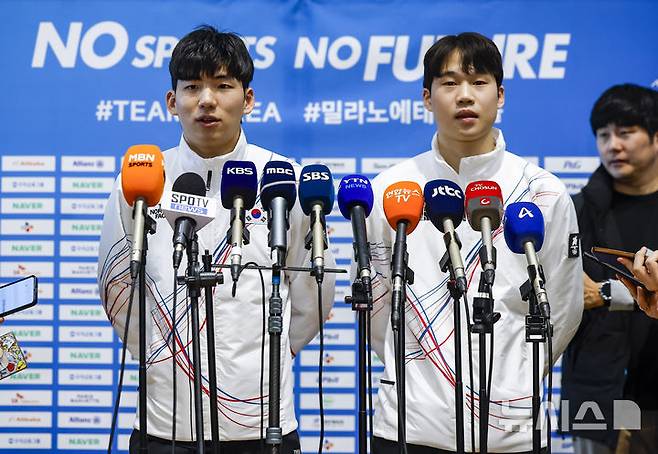 [인천공항=뉴시스] 정병혁 기자 =  2026 밀라노·코르티나담페초 동계올림픽에 출전하는 정재원, 조승민이 30일 인천국제공항 제2터미널을 통해 출국하기에 앞서 취재진 질문에 답하고 있다. 2026.01.30. jhope@newsis.com