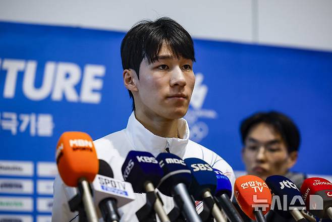 [인천공항=뉴시스] 정병혁 기자 =  2026 밀라노·코르티나담페초 동계올림픽에 출전하는 황대헌이 30일 인천국제공항 제2터미널을 통해 출국하기에 앞서 취재진 질문에 답하고 있다. 2026.01.30. jhope@newsis.com