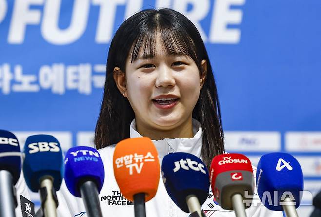 [인천공항=뉴시스] 정병혁 기자 =  2026 밀라노·코르티나담페초 동계올림픽에 출전하는 홍수정이 30일 인천국제공항 제2터미널을 통해 출국하기에 앞서 취재진 질문에 답하고 있다. 2026.01.30. jhope@newsis.com