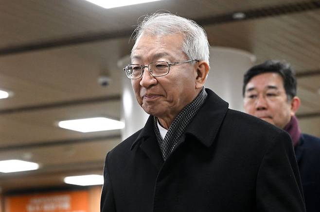 [서울=뉴시스] 최진석 기자 = '사법농단' 의혹을 받는 양승태 전 대법원장이 30일 서울 서초구 서울고등법원에서 열린 직권남용 권리 행사 방해 혐의 2심 선고 공판에 출석하고 있다. (공동취재) 2026.01.30. photo@newsis.com *재판매 및 DB 금지