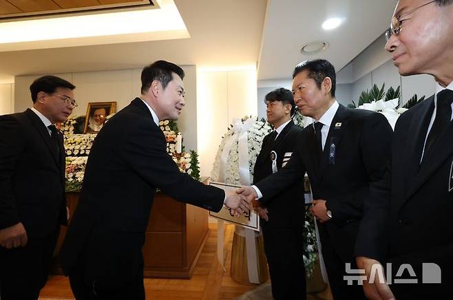 [서울=뉴시스] 사진공동취재단 = 장동혁 국민의힘 대표가 30일 오전 서울 종로구 서울대학교병원 장례식장에 마련된 고(故) 이해찬 전 국무총리의 빈소에서 조문을 한 뒤 정청래 더불어민주당 대표와 악수하고 있다. 2026.01.29. photo@newsis.com