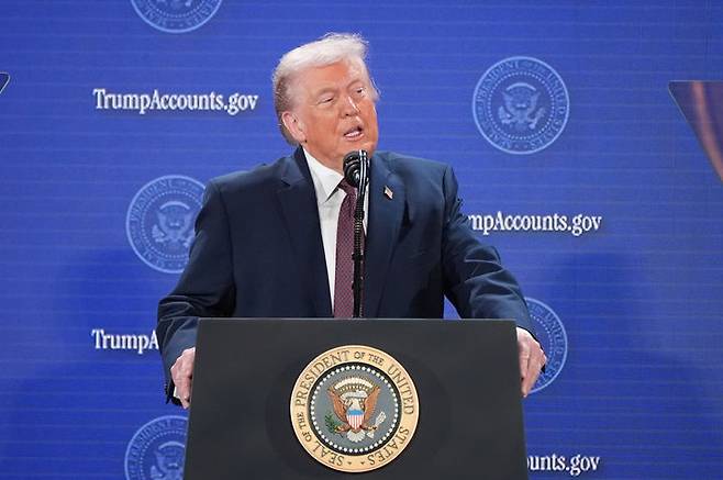 [워싱턴=AP/뉴시스]도널드 트럼프 미국 대통령이 28일(현지 시간) 미국 워싱턴DC 카네기멜론 오디터리움에서 연설하고 있다. 도널드 트럼프 미국 대통령이 29일(현지 시간) 자신의 세금 신고서가 언론에 무단 유출됐다며 국세청(IRS)과 재무부를 상대로 수십억 달러 규모의 손해배상 청구 소송을 제기했다. 2026.01.30.