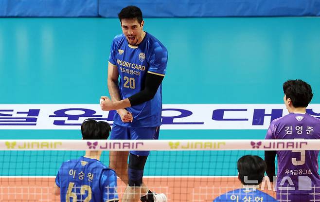 [서울=뉴시스] 이영환 기자 = 30일 오후 서울 중구 장충체육관에서 열린 2025-2026 V리그 우리카드 우리WON과 삼성화재 블루팡스의 경기, 우리카드 아라우조가 서브 득점을 올린 후 기뻐하고 있다. 2026.01.30. 20hwan@newsis.com
