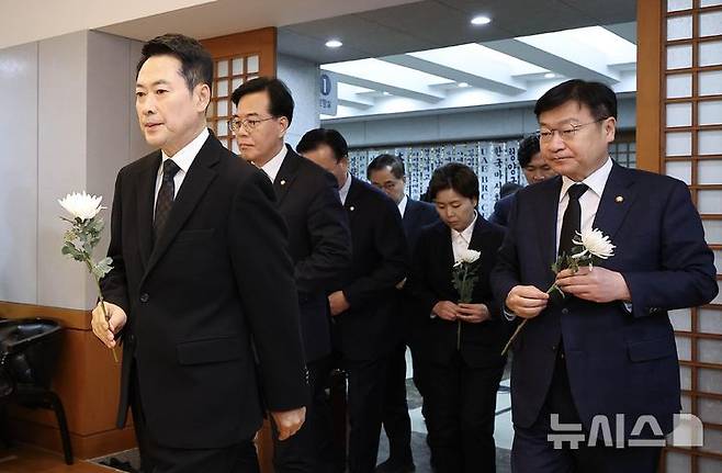 [서울=뉴시스] 사진공동취재단 = 국민의힘 장동혁 대표와 송언석 원내대표 등 지도부가 30일 오전 서울 종로구 서울대학교병원 장례식장에 마련된 고(故) 이해찬 전 국무총리의 빈소에서 조문하고 있다. 2026.01.30. photo@newsis.com