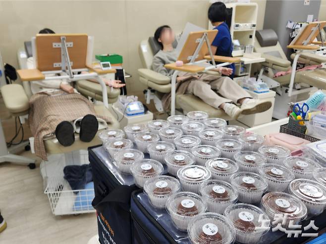 '두바이쫀득쿠키' 답례품 제공 행사가 이뤄진 29일 오전 헌혈의집 서면센터에서 시민들이 헌혈에 참여하고 있다. 정혜린 기자