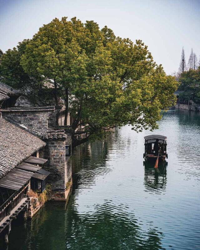 상하이 근교에 위치한 우전은 옛 전통의 모습을 간직한 아름다운 운하 마을이다. 저장성 퉁샹시에 속해 있는 우전은 운하를 따라 노 젓는 배들이 수없이 오가는 풍경 때문에 ‘중국의 베네치아’라고 불리는 곳이기도 하다.