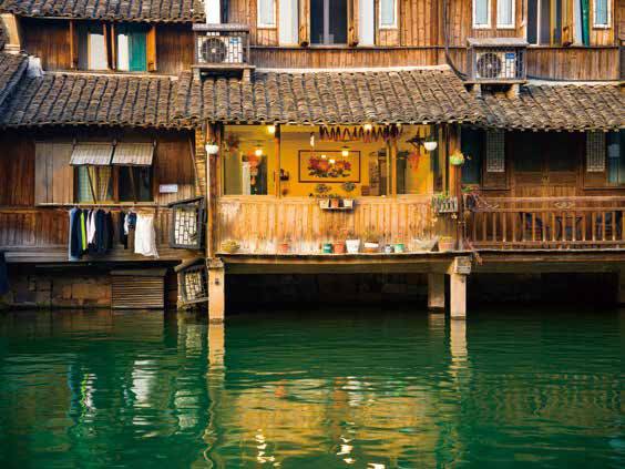 운하를 따라 옛 모습을 간직한 대표적인 수향마을인 우전은 특히 밤이 되면 은은한 조명과 운하에 비친 반영이 아름다운 곳이다.