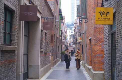 붉고 검은 벽돌로 지어진 건물들로 가득한 신천지는 근대식 주택의 모습이 그대로 남아 있으며 아기자기한 상점과 카페, 식당들이 가득하다.