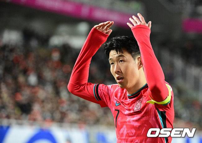 [OSEN=수원, 지형준 기자] 홍명보호가 이번에도 승리하지 못했다. 요르단과 아쉬운 무승부를 거두면서 3경기 연속 승점 1점을 추가하는 데&nbsp;만족해야 했다.홍명보 감독이&nbsp;이끄는 대한민국 축구대표팀은 25일 오후 8시 수원월드컵경기장에서 열린 2026 국제축구연맹(FIFA) 북중미 월드컵 아시아지역 3차 예선 B조 8차전에서 요르단과 1-1로 비겼다.이제 한국은 승점 16(4승 4무)으로 불안한 조 1위를 유지 중이다. 2위 요르단(승점 13), 한 경기 덜 치른 이라크(승점 12)와 격차가 크지 않다. 6월 A매치 결과에 따라 뒤집힐 가능성도 충분하다.후반 대한민국 손흥민이 코너킥을 준비하며 팬들의 응원을 유도하고 있다. 2025.03.25 / jpnews@osen.co.kr