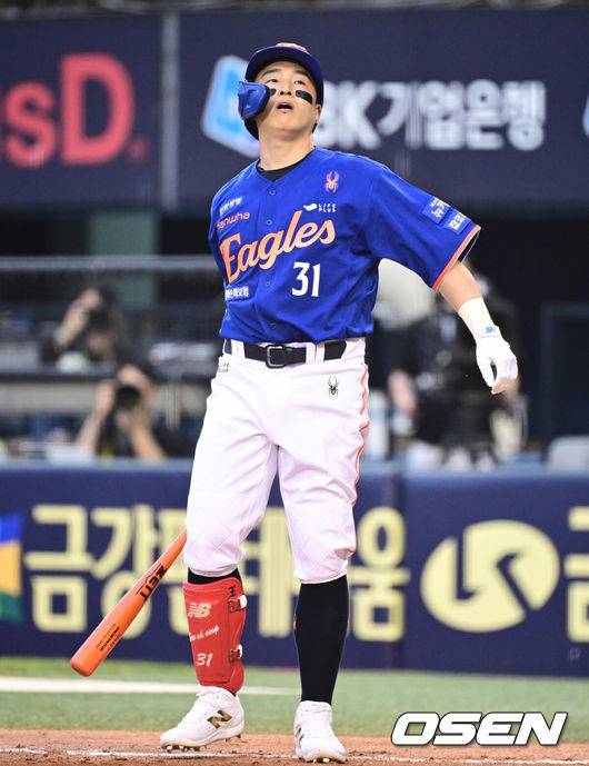 [OSEN=잠실, 조은정 기자]8일 오후 서울 잠실구장에서 ‘2025 신한 SOL Bank KBO리그’ LG 트윈스와 한화 이글스의 경기가 열렸다.LG는 임찬규, 한화는 류현진을 선발로 내세웠다.3회초 한화 선두타자 손아섭이 LG 임찬규 상대로 삼진으로 물러나며 아쉬워하고 있다. 2025.08.08 /cej@osen.co.kr