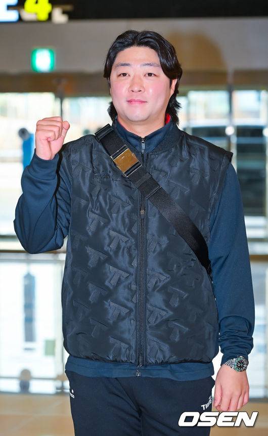 [OSEN=김포공항, 민경훈 기자] 2026시즌 스프링캠프 나서는 KIA 코칭스태프와 외국인 선수들이 23일 김포국제공항을 통해 일본 아마미오시마로 출국했다.지난해 미국 캘리포니아 어바인에서 훈련했던 KIA는 일본 가고시마현의 외딴섬인 아마미오시마로 1차 훈련지로 정했다. KIA 김범수가 포즈를 취하고 있다. 2026.01.23 / rumi@osen.co.kr