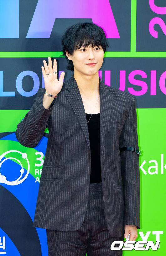 [OSEN=박준형 기자] 2025 멜론뮤직어워드(MMA2025)가 20일 오후 서울 고척스카이돔에서 진행됐다. 이날 행사에는 지드래곤(G-DRAGON), 박재범, 10CM, 지코, 엑소(EXO), 우즈(WOODZ), 제니(JENNIE), 에스파(aespa), 아이브(IVE), 한로로, 보이넥스트도어(BOYNEXTDOOR), 라이즈(RIIZE), 플레이 브(PLAVE), 엔시티 위시(NCT WISH), 아일릿(ILLIT), 하츠투하츠(Hearts2Hearts), 키키(Kiki), 올데 이 프로젝트(ALLDAY PROJECT), 아이딧(IDID), 알파드라이브원(ALPHA DRIVE ONE) 등 초호화 아티스트 라인업으로 꾸려졌다. 가수 우즈가 포즈를 취하고 있다    2025.12.20 / soul1014@osen.co.kr