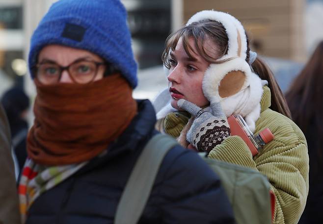 &nbsp;두꺼운 옷차림으로 명동을 찾은 여행객들. 뉴시스