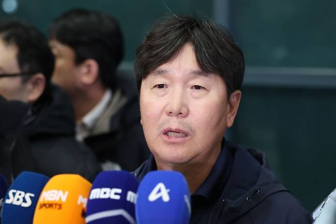 류지현 야구 국가대표팀 감독이 21일 인천국제공항 제1여객터미널을 통해 귀국해 인터뷰 하고 있다. 2026.1.21 뉴시스