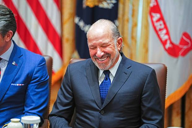 29일(현지 시간) 워싱턴DC 백악관에서 열린 내각회의에 참석해 웃고 있는 하워드 러트닉 미국 상무부 장관. 김정관 사업통상부 장관은 이날 오후 상무부 청사에서 러트닉 장관과 만났으나 별다른 결론을 내지 못했다. 그러면서 예정에 없던 30일 회동 일정을 또 잡았다. UPI연합뉴스