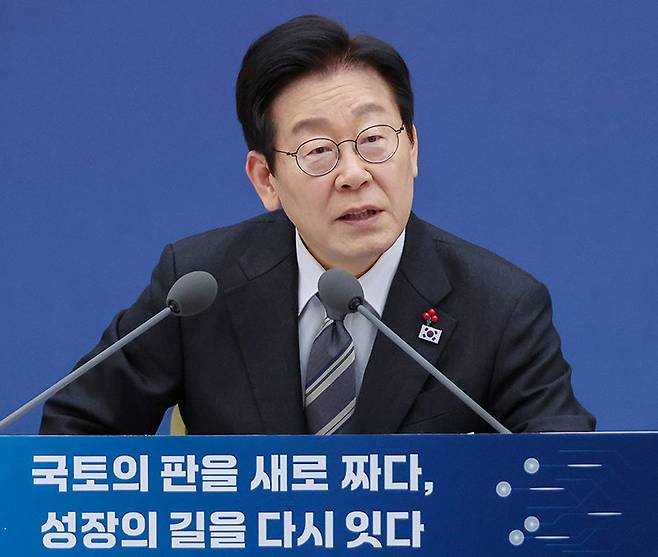 이재명 대통령이 2025년 12월 12일 세종시 정부세종컨벤션센터에서 열린 국토교통부 업무보고에서 발언하고 있다. 이날 생중계 과정에서 이 대통령이 특정 인사를 강하게 질책하는 모습을 보인 데 대해 엇갈린 평가가 나왔다. 대통령실통신사진기자단