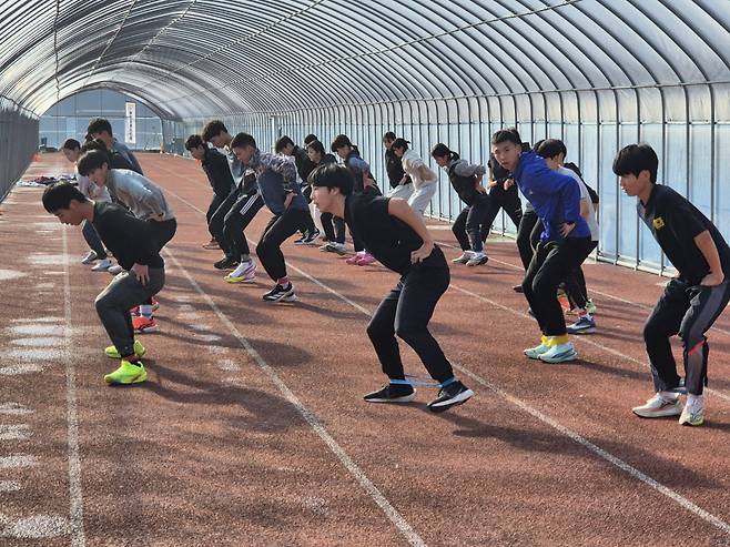 몽골육상 유망주들이 부천종합운동장에 설치된 비닐하우스 트랙에서 한국 선수들과 함께 합동 훈련을 하고 있다. 부천시육상연맹 제공