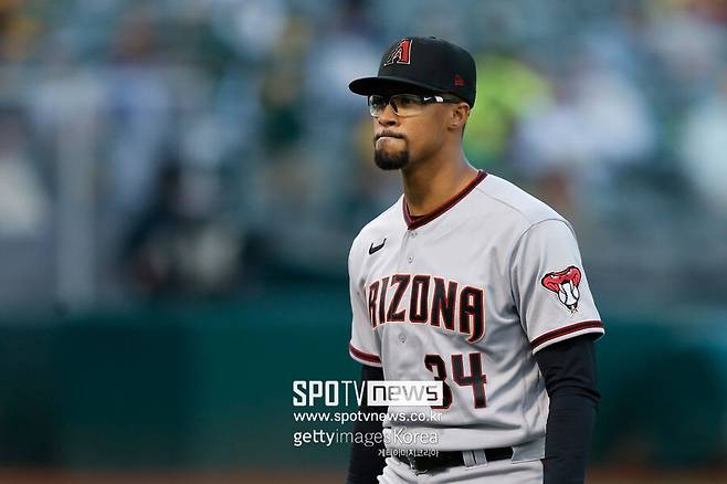 ▲ 비자 문제로 시작부터 팬들의 거센 비판에 시달리고 있는 존 듀플란티어