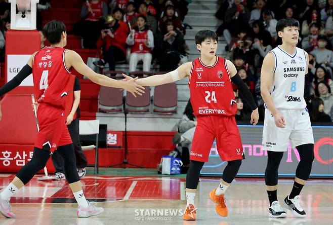 [한번에쓱]'결정적인 한방이나 승부처는 이럴때 쓰는 말' 문유현의 당돌한 돌파는 이원석의 슛블록으로 저지당하고