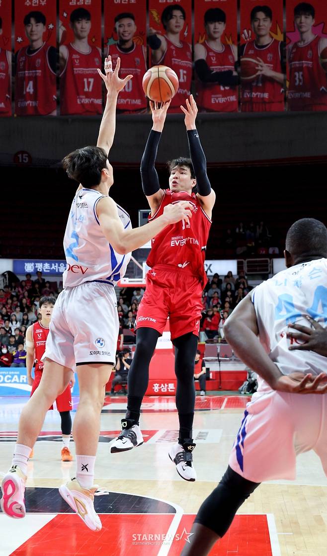 [한번에쓱]'결정적인 한방이나 승부처는 이럴때 쓰는 말' 문유현의 당돌한 돌파는 이원석의 슛블록으로 저지당하고