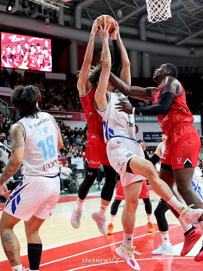 [한번에쓱]'결정적인 한방이나 승부처는 이럴때 쓰는 말' 문유현의 당돌한 돌파는 이원석의 슛블록으로 저지당하고