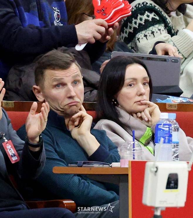 [한번에쓱]'결정적인 한방이나 승부처는 이럴때 쓰는 말' 문유현의 당돌한 돌파는 이원석의 슛블록으로 저지당하고