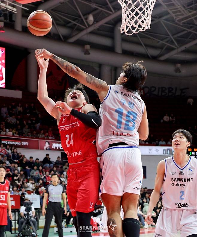 [한번에쓱]'결정적인 한방이나 승부처는 이럴때 쓰는 말' 문유현의 당돌한 돌파는 이원석의 슛블록으로 저지당하고