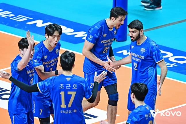 우리카드 선수단이 득점 후 환호하고 있다. /사진=한국배구연맹 제공