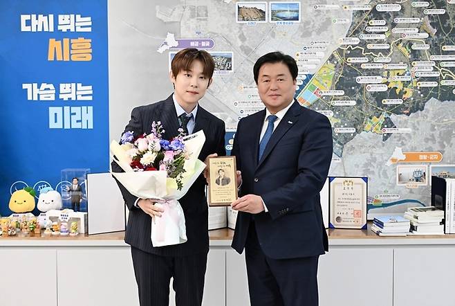 진욱(왼쪽). 사진ㅣ시흥시