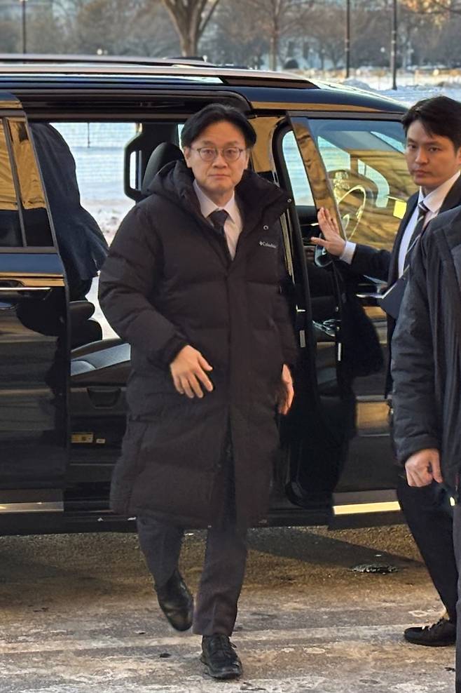 김정관 산업통상부 장관이 29일(현지 시간) 하워드 러트닉 미국 상무부 장관과 회담을 위해 워싱턴DC 상무부 청사로 들어서고 있다. [사진 | 뉴시스]