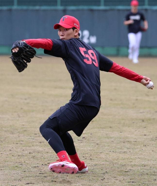 한화 구단은 29일 KIA 타이거즈로 FA(자유 계약) 이적한 좌완 김범수의 보상선수로 우완 양수호를 지명했다. 양수호는 지난해 공주고를 졸업하고 KIA에 입단, 프로 데뷔 2년차를 맞이하자마자 유니폼을 갈아입게 됐다. 한화 구단이 FA 보상선수를 지명하기는 15년 만이다. 2009시즌 종료 후 일본 소프트뱅크로 진출했던 이범호(현 KIA 감독)가 1년 만에 KBO 복귀 과정에서 KIA를 선택했고, 한화는 1년 전 트레이드로 KIA로 이적했던 안영명을 보상선수로 지명한 적이 있었다. 안영명 지명은 결과적으로 성공적이었는데, 이번 양수호는 어떨지 향후 주목받을 전망이다. KIA 타이거즈