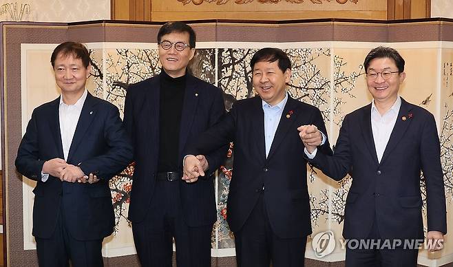 손 맞잡은 경제 수장들 (서울=연합뉴스) 이정훈 기자 = 구윤철 부총리 겸 재정경제부 장관이 29일 서울 종로구 정부서울청사에서 열린 확대거시경제금융회의에서 참석자들과 기념 촬영을 하고 있다.
왼쪽부터 이찬진 금감원장, 이창용 한국은행 총재, 구 부총리, 이억원 금융위원장. 2026.1.29 uwg806@yna.co.kr
