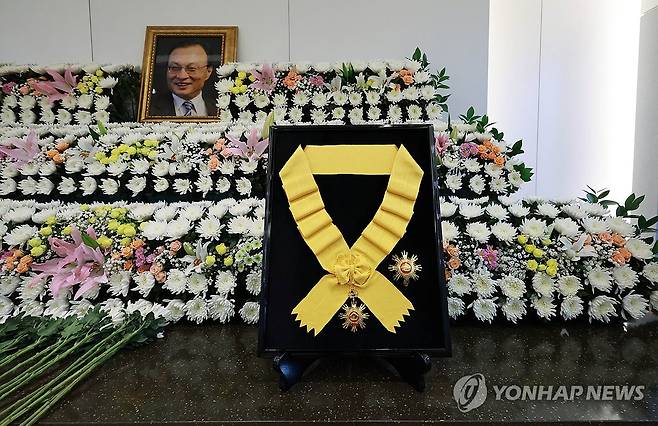 이해찬 전 국무총리 빈소에 놓인 국민훈장 무궁화장 (서울=연합뉴스) 27일 서울 종로구 서울대학교병원 장례식장에 마련된 이해찬 전 국무총리의 빈소에 이재명 대통령이 추서한 국민훈장 무궁화장이 세워져 있다. 2026.1.27 [사진공동취재단] photo@yna.co.kr