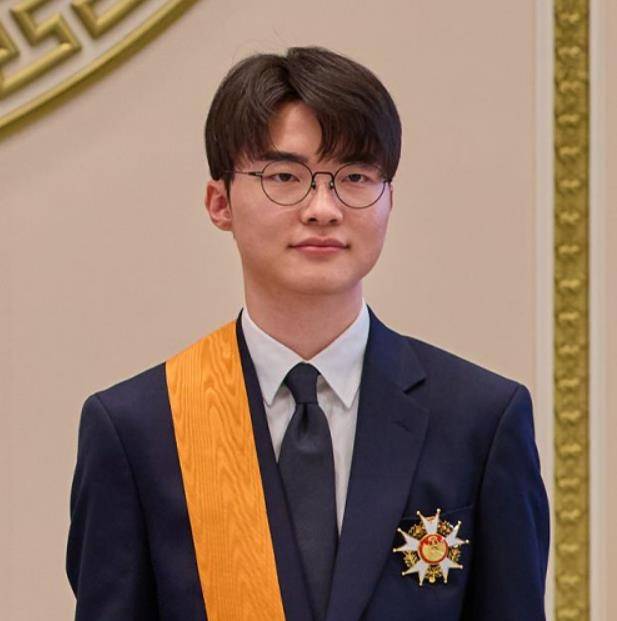 체육훈장 청룡장을 받은 프로게이머 페이커 [국가보훈부 공식 블로그 갈무리. 사진 출처 대통령실. 재판매 및 DB 금지]