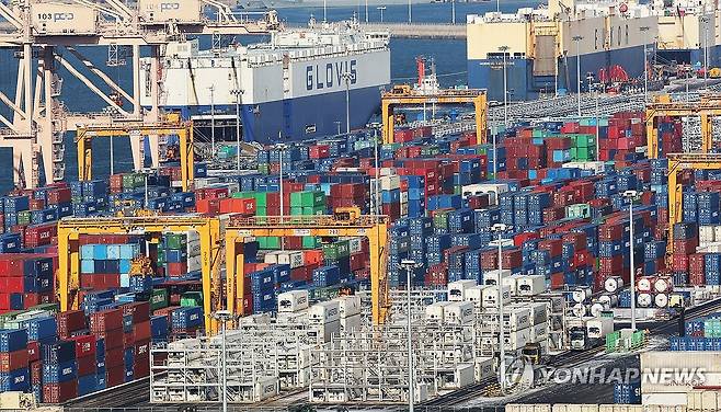 평택항에 쌓여 있는 컨테이너 [연합뉴스 자료사진]