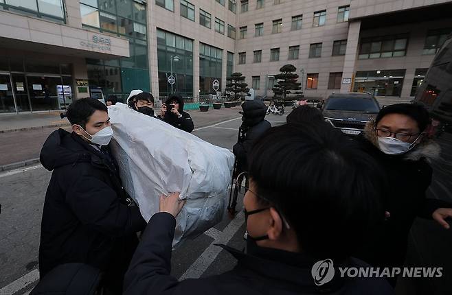 군경 '북한 무인기 침투' 피의자 압수수색 종료 (서울=연합뉴스) 류영석 기자 = 북한의 한국 무인기 침투 주장에 대한 진상을 규명하는 '군경합동조사 TF'가 21일 민간인 피의자 3명의 주거지 및 사무실 등에 대한 압수수색에 나선 가운데 이날 피의자 장모씨와 오모씨가 다니던 서울의 한 대학교 공대 건물에서 경찰 관계자들이 압수품을 옮기고 있다. 2026.1.21 ondol@yna.co.kr