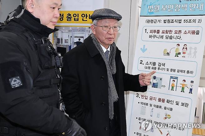 법원 나서는 양승태 전 대법원장 (서울=연합뉴스) 한종찬 기자 = 양승태 전 대법원장이 30일 서울 서초구 서울고등법원에서 열린 '사법농단 혐의' 2심 선고 공판에서 징역 6개월에 집행유예 1년을 선고 받은 후 법원 청사를 나서고 있다. 2026.1.30 [공동취재] saba@yna.co.kr