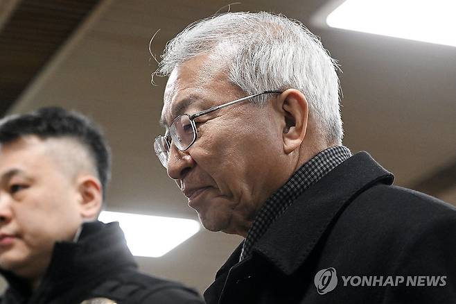 항소심 선고 출석하는 양승태 전 대법원장 (서울=연합뉴스) 한종찬 기자 = 사법부를 뒤흔든 이른바 '사법농단' 사태로 기소돼 1심에서 무죄를 선고받은 양승태 전 대법원장이 30일 서울 서초구 서울고등법원에서 열린 항소심 선고 공판에 출석하고 있다. 2026.1.30 [공동취재] saba@yna.co.kr