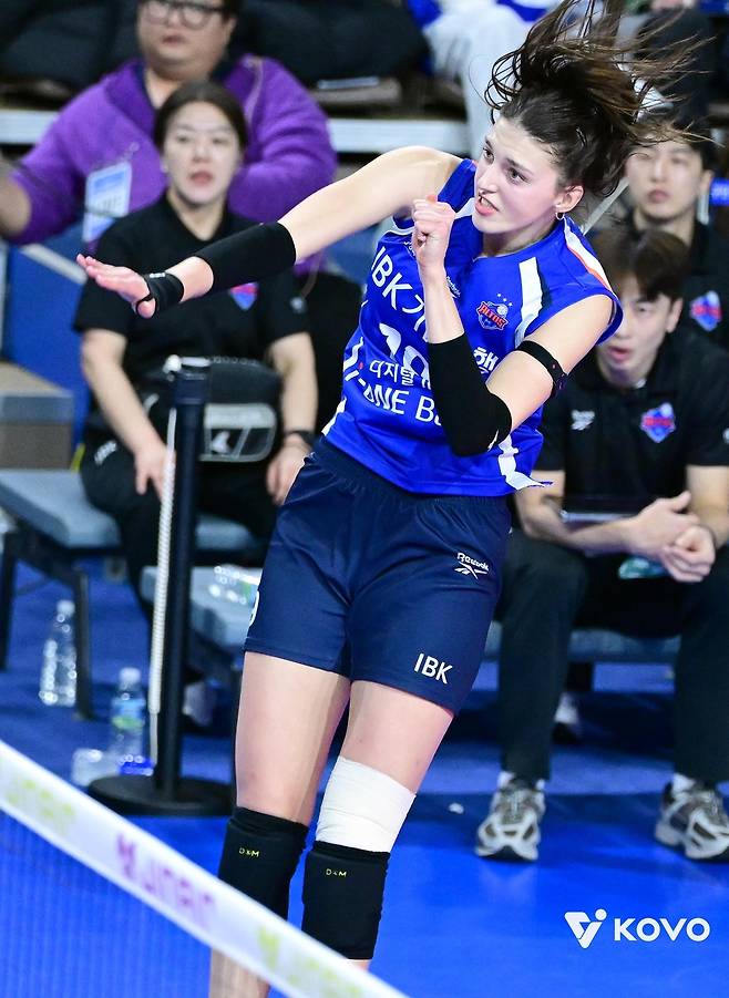 스파이크하는 IBK기업은행의 빅토리아 [한국배구연맹 제공. 재판매 및 DB 금지]