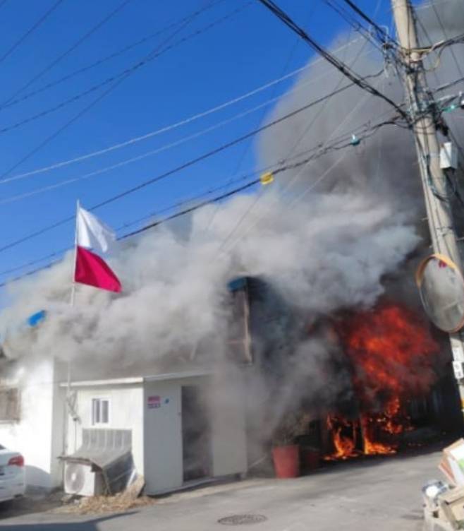 ▲ 31일 포천시 영북면의 한 단독주택에서 불이나 소방당국이 진화작업을 벌이고 있다./사진제공=북부소방재난본부