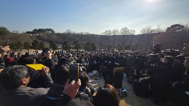 이날 안장식이 진행된 은하수공원에 모여든 정치원 인사들과 유족, 추모객들.