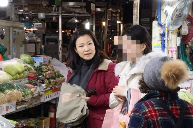 이진숙 전 방송통신위원장이 31일 대구 칠성시장에서 상인과 대화를 나누고 있다.