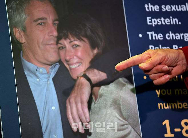 성범죄자 제프리 엡스타인(왼쪽)과 엡스타인의 전 여자친구이자 미성년자 성매매를 도운 기슬레인 맥스웰 (사진=AFP)