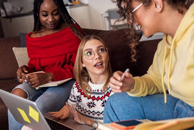 어드민 나이트는 친구끼리 집이나 카페에 서로 모여 각자 할 일을 하는 신종 모임이다. 비용이 들지 않으면서도 친분을 다질 수 있어 젊은 세대에서 주목받고 있다. 사진=게티이미지뱅크