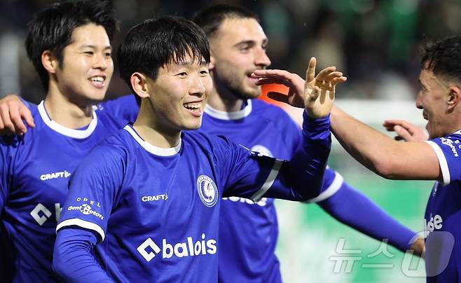 헨트의 홍현석(가운데) ⓒ AFP=뉴스1