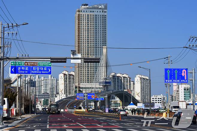 31일 오후 경북 포항시 송도동(송도해수욕장)과 항구동(영일대해수욕장)을 연결하는 해오름대교 임시 개통식이 송도 방향에서 열리고 있다. 해오름대교는 다음달 2일 오후 2시 임시개통된다. 2026.1.31/뉴스1 ⓒ News1 최창호 기자