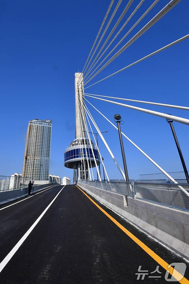 31일 오후 경북 포항시 송도동(송도해수욕장)과 항구동(영일대해수욕장)을 연결하는 해오름대교 임시 개통식이 열린 가운데 주탑 전망대가 제모습을 갖춰가고 있다. 2026.1.31/뉴스1 ⓒ News1 최창호 기자