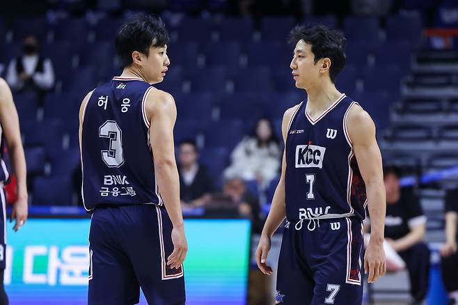 부산 KCC의 허웅(왼쪽)과 허훈이 31일 부산 사직체육관에서 열린 2025-26 프로농구 서울 삼성전에서 팀의 103-90 승리를 이끌었다. (KBL 제공)