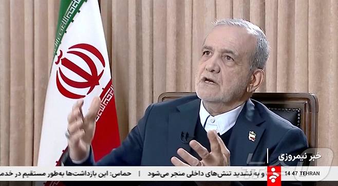 11일(현지시간) 마수드 페제시키안 이란 대통령이 국영 IRIB 방송에 출연한 모습. 사진은 인터뷰 영상 갈무리. 2026.01.11 ⓒ 로이터=뉴스1 ⓒ News1 김지완 기자